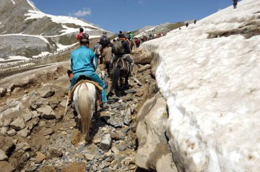 Pilgrim mahagunas ganesh top, amarnath yatra, Jammu Kashmir, Hindistan, Asya 'ya geçer.