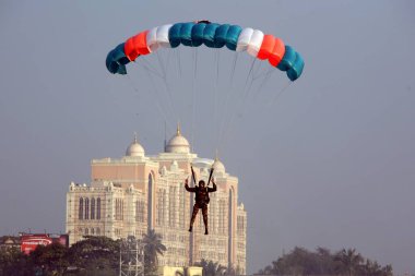 Sagar Pawan 'ın harika bir Aerobatik gösterisi. Bombay. Mumbai mi? Hindistan