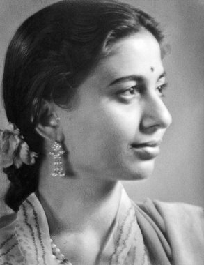 Stüdyoda saree bindi kulaklıklı Hintli kadın; Kulri; Mussoorie; Uttar Pradesh; Hindistan 1940 'lar  