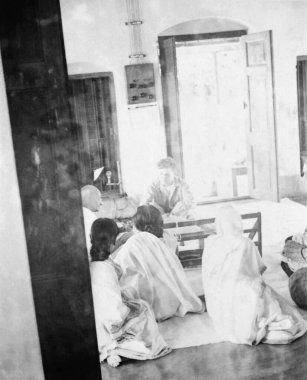 Mahatma Gandhi, Khadi Pratishthan, Sodemordaki bir toplantıda, 24 Parganas, Kalküta, 1946. Hindistan  