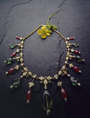 Taşlı mücevherler, siyah arka planda kolye.