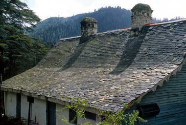 Khajjiar taştan çatı evi, Himachal Pradesh, Hindistan