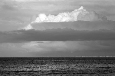 Arap Denizi ve Bulutlu Gökyüzü Charni Yolu Mumbai Maharashtra Hindistan Asya Temmuz  