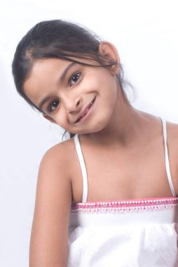 Beyaz arka planda genç bir kızın portresi 