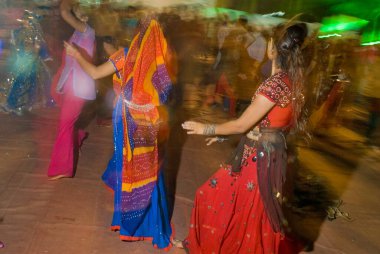 Navaratri, Borivali, Bombay Mumbai, Maharashtra, Hindistan festivali sırasında garba oynayan kızlar 