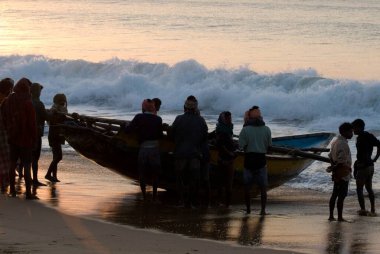 Balıkçılar, günlerce süren Chandrabhaga plajında güneş tapınağı yakınlarındaki Konarak, Orissa, Hindistan 'da muhteşem gündoğumu kutlamalarıyla döndüler. 