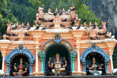 Batu Mağarası, Malezya 'da tanrıça saraswati lakshmi ve tanrı ganesh heykelleri. 