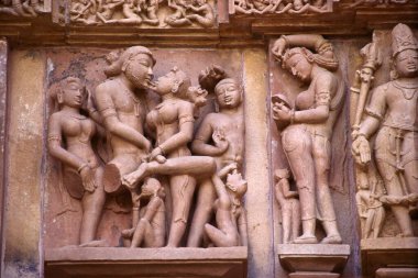 Lakshmana Tapınağı, Khajuraho, Madhya Pradesh, Hindistan 'daki çeşitli erotik görüntüler.