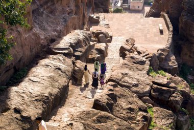 Aşağı inen Badami mağara tapınaklarının batıya, aşağıdaki kasabaya, Badami 'ye, Karnataka' ya, Hindistan 'a bakışı