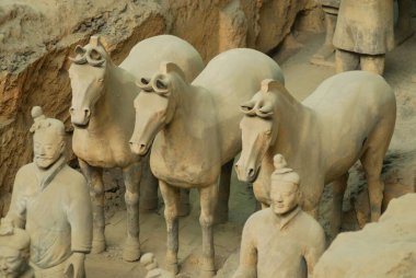 1. Çukurda Terracotta savaşçıları ve atlarının heykelleri; Terracotta ordusu; Qin Hanedanı; Xian; Çin