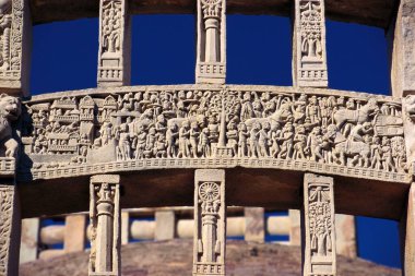 Sanchi stupa, Madhya Pradesh, Hindistan kapısında Kral Ashoka 'nın hikayelerini oydum.