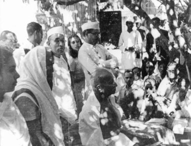 Mahatma Gandhi kalabalık, siyah beyaz fotoğraf