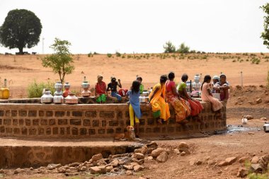 Kuru kuyuda su tankeri bekleyen kadınlar, Mal köyü, Maharashtra, Hindistan, Asya 