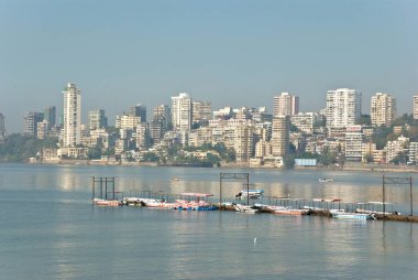 Malabar tepesi ufuk çizgisi Chowpatty deniz yüzeyinde görüldüğü gibi; Charni yolu; Bombay şimdi Mumbai; Maharashtra; Hindistan;