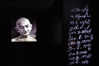 Sabarmati Ashram 'daki Mahatma Gandi resmi Sabarmati Nehri' nin batı kıyısındaki Gandhi Aşram, Ahmedabad, Gujarat; Hindistan 