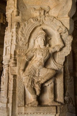 Sütun olarak heykel; Lepakshi 'deki Veerabhadra tapınağı; Andhra Pradesh; Hindistan