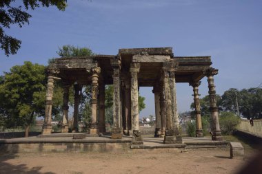 Ghantai tapınağının direğine oymalar, Khajuraho, Madhya Pradesh, Hindistan Asya 