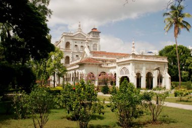 1892 'de Sultan Muhammed Şah, Pune, Maharashtra ve Hindistan tarafından inşa edilen Ağa Han sarayının eşsiz mimarisi.
