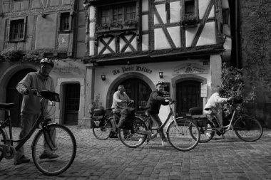 Bisikletçiler, Au Petit Delice, Cobbled Caddesi, Riquewihr, Alsace, Fransa, Avrupa