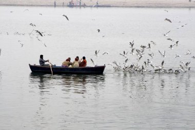 Varanasi, Uttar Pradesh, Hindistan 'da Ganga nehrinde tekne turistleri 