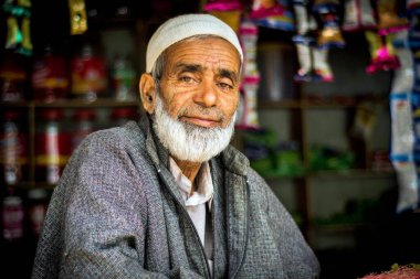 Kaşmirli yaşlı adam, Dawar köyü, Gurez, Bandipora, Kaşmir, Hindistan, Asya 
