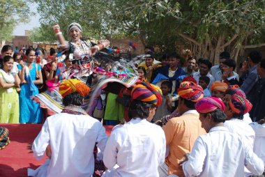 Kalbelia, Jodhpur Rajasthan 'da Marwar festivali sırasında dans eder.