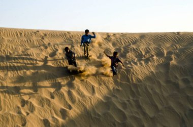 Khuhri 'nin Kum Kumulunda Koşan Çocuklar Jaisalmer Rajasthan Hindistan Asya 
