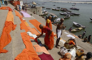 Uttar Pradesh Hindistan 'da kadınlar sari Varanasi Ghat kurutuyorlar. 