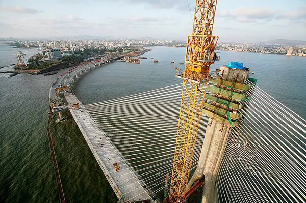 Yapım aşamasındaki Bandra Worli 'nin deniz bağlantısının görüntüsü 8 şeritli çift şeritli kablo köprü olarak kaldı; Bombay Mumbai; Maharashtra; Hindistan