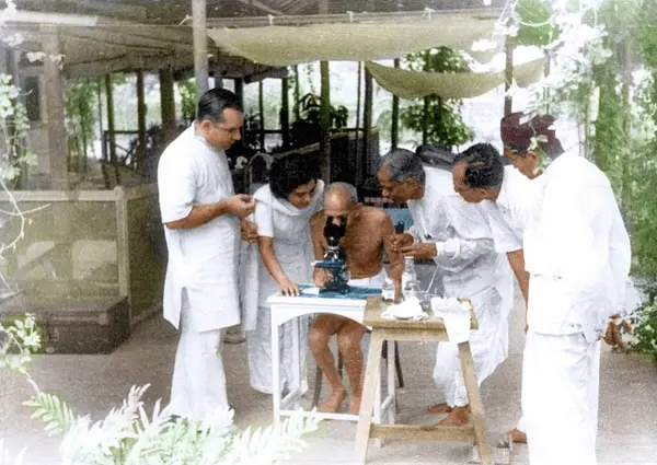 Dr Gajjar Mahatma Gandi kancalı solucan yumurtasını mikroskop altında gösteriyor, Mumbai, Hindistan, Asya, Mayıs 1944