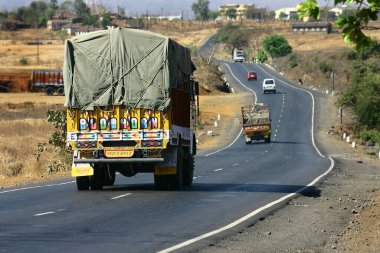 Endüstri, ulaşım, yolda yüklü kamyonlar, 3 numaralı ulusal otoyol, Maharashtra, Hindistan 
