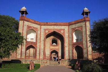 Humayun 'un mezarının batı kapısı 1570' te kızıl kumtaşı ve beyaz mermer mezardan yapılmış Hint Yarımadası Pers etkisindeki ilk bahçe mezarından yapılmış, Delhi, Hindistan UNESCO Dünya Mirası