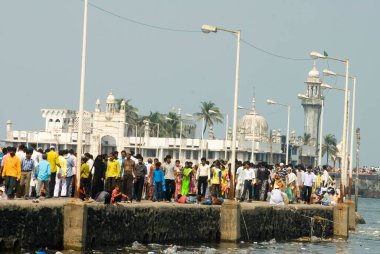 Hayranlar Hacı Ali, Bombay, Mumbai, Maharashtra, Hindistan yolunda. 