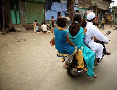 Tekstil kasabası Malegaon, Maharashtra, Hindistan 'da motosiklet süren beş kişilik bir aile. 