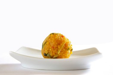 Beyaz arkaplanda dikdörtgen plakalı mithai