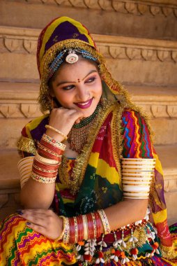 Jaswant Thada, Jodhpur, Rajasthan, Hindistan basamaklarında oturan kadın. 