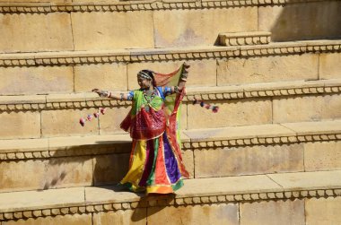 Jaisalmer Rajasthan 'da Hindistan' da merdivenlerde dans eden Rajasthani kadını.  