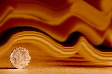 Tek bir Hint parası iki rupi madeni para ve sanatsal arka plan kabartmalı Hint Haritası ve bayrak Ulusal Bütünleşme 2000