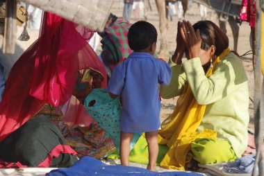 Kadın yüzüne krem sürüyor, Pushkar Fair, Rajasthan, Hindistan
