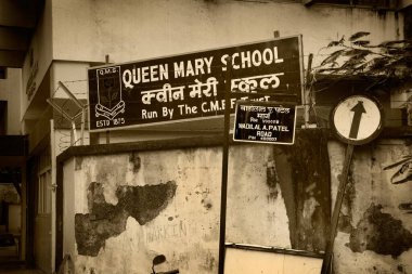 Kraliçe Mary Okulu tabelası Wadilal A patel marg, Bombay Mumbai, Maharashtra, Hindistan 