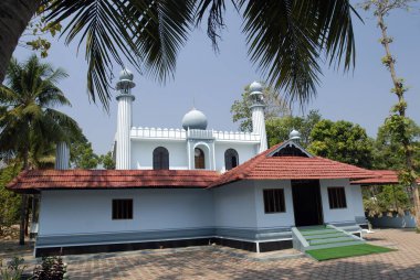 Cheraman Juma Mescidi M.S. 629 'da Malik İbn Dinar, Kodungallur, Kerala, Hindistan tarafından inşa edildi. 