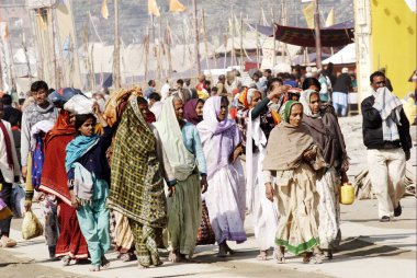 Dindarlar, Allahabad, Uttar Pradesh, Hindistan 'daki dünyanın en büyük dini festivallerinden Ardh Kumbh Mela' da kutsal bir dalış yapmak için Ganj, Yamuna ve Saraswati nehirlerinin birleştiği yere doğru yürürler. 