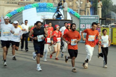 Maraton, Mumbai, Maharashtra, Hindistan ve Asya 'da koşan Hintli katılımcılar 