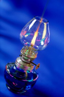 Kavram, mavi arkaplanda gazyağı lambası 