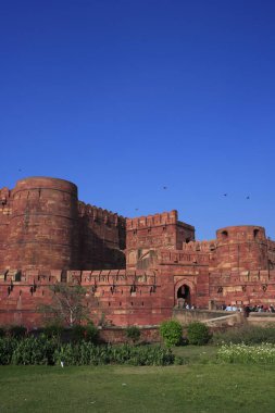 Agra kalesi 16. yüzyılda Yamuna Nehri 'nin batı kıyısına kızıl kum taşı imparator tarafından inşa edildi; Agra; Uttar Pradesh; Hindistan UNESCO Dünya Mirası Bölgesi