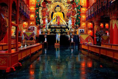 Vajra Vidya Vihar Tapınağı 'ndaki Lord Buddha' nın İdol 'u, Sarnath, Uttar Pradesh, Hindistan 