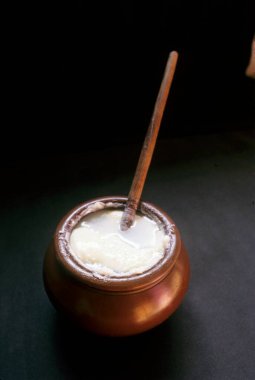 Metal tencerede tereyağı, yakın görüş.