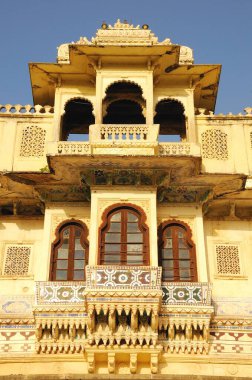 Pichola Gölü 'nün kapısında Jharokha; Udaipur; Rajasthan; Hindistan