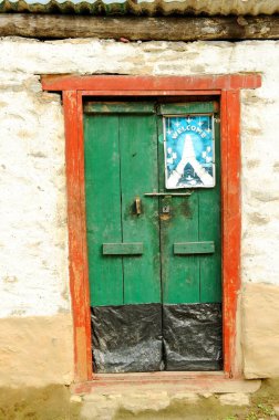 Yeşil kapıda hoş geldin işareti, Tatopani, Nepal 