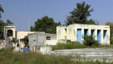 Pune, Maharashtra, Hindistan yakınlarındaki Ralegan Siddhi 'de köyü temiz tutmak için umumi tuvaletler. 